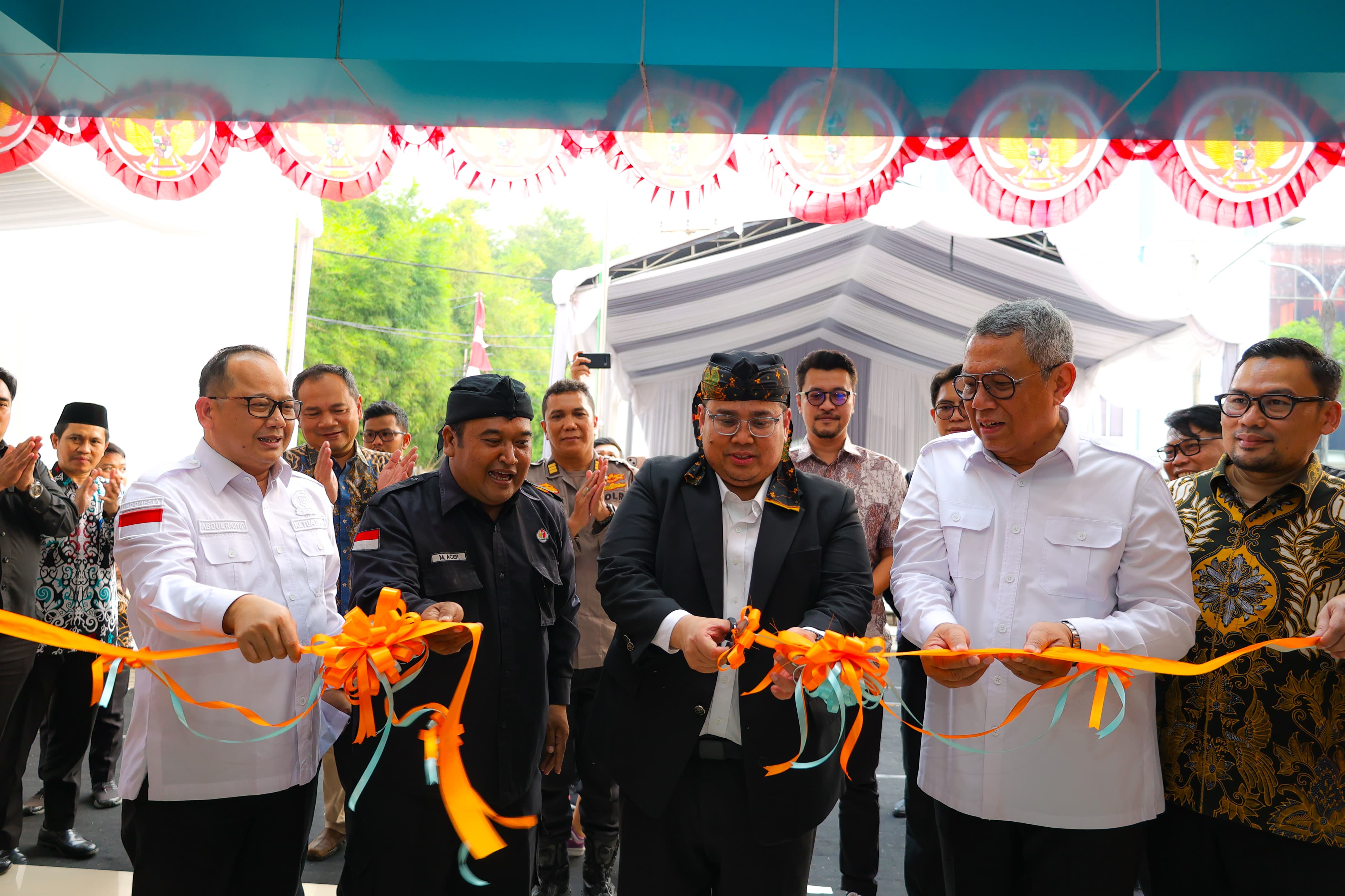 Proses pemotongan pita simbolisme peresmian Gedung Sekretariat Bawaslu Kota Tangerang Selatan