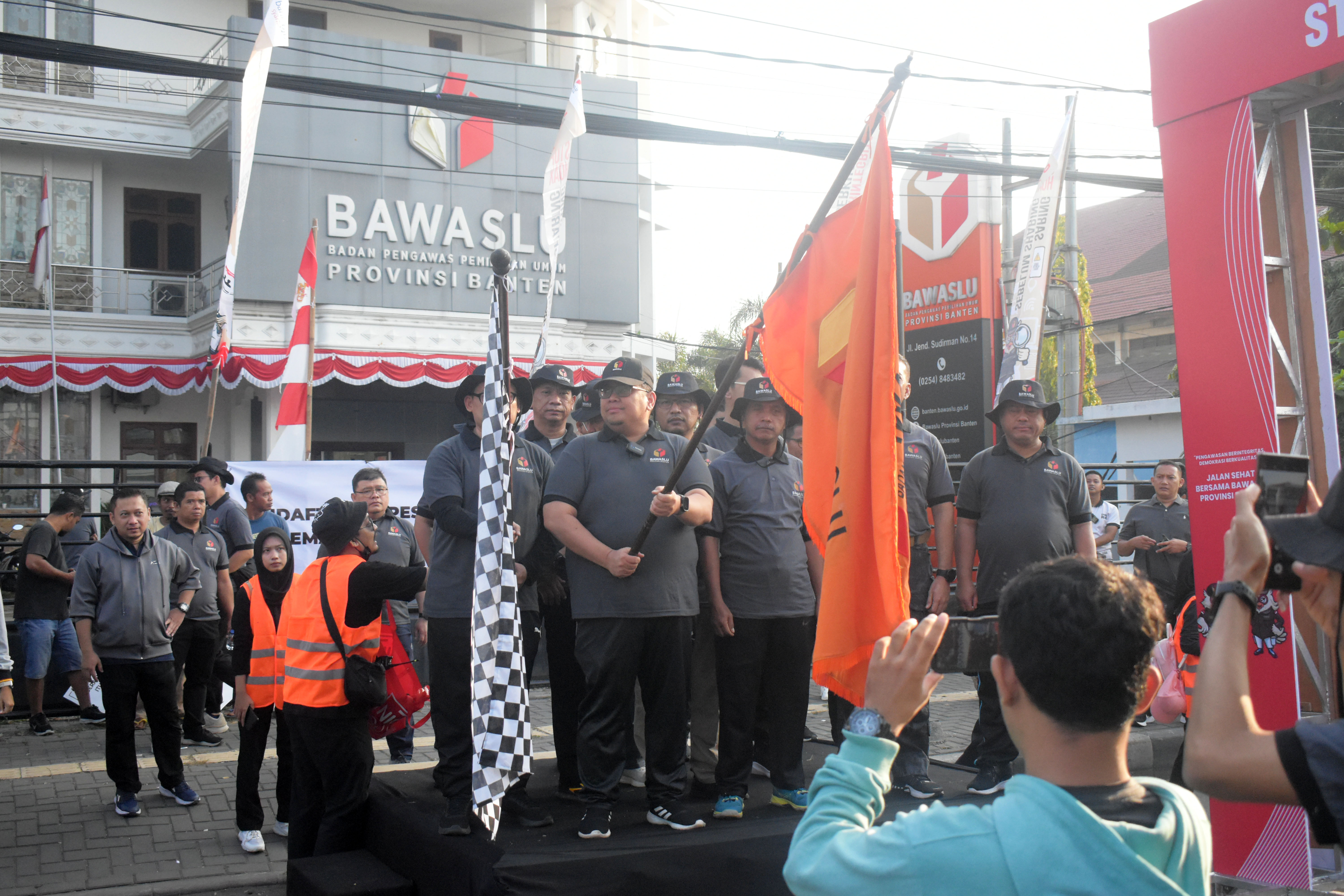 Bawaslu Tangsel ikuti Jalan Sehat Semarak Pengawasan Pilkada 2024