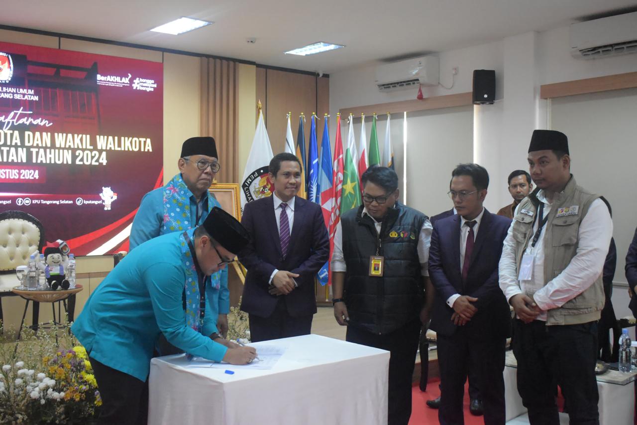 Bawaslu Kota Tangerang Selatan saat melakukan pengawasan pada proses pendaftaran Bakal Calon Walikota dan Wakil Waliokota. 