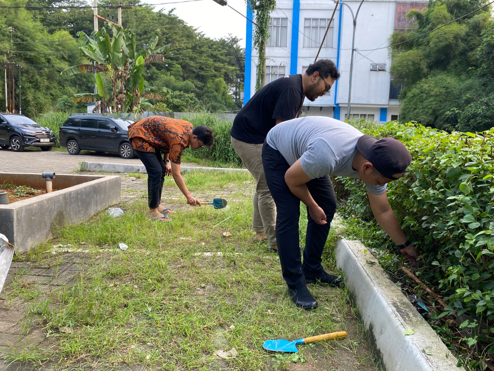 Bawaslu Tangsel Laksanakan Jumat Bersih sebagai Wujud Kepedulian terhadap Lingkungan