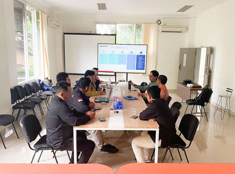 Bawaslu Kota Tangerang Selatan menerima pelatihan secara intensif dalam penggunaan Aplikasi Srikandi oleh Bawaslu RI. Kamis (14/08).