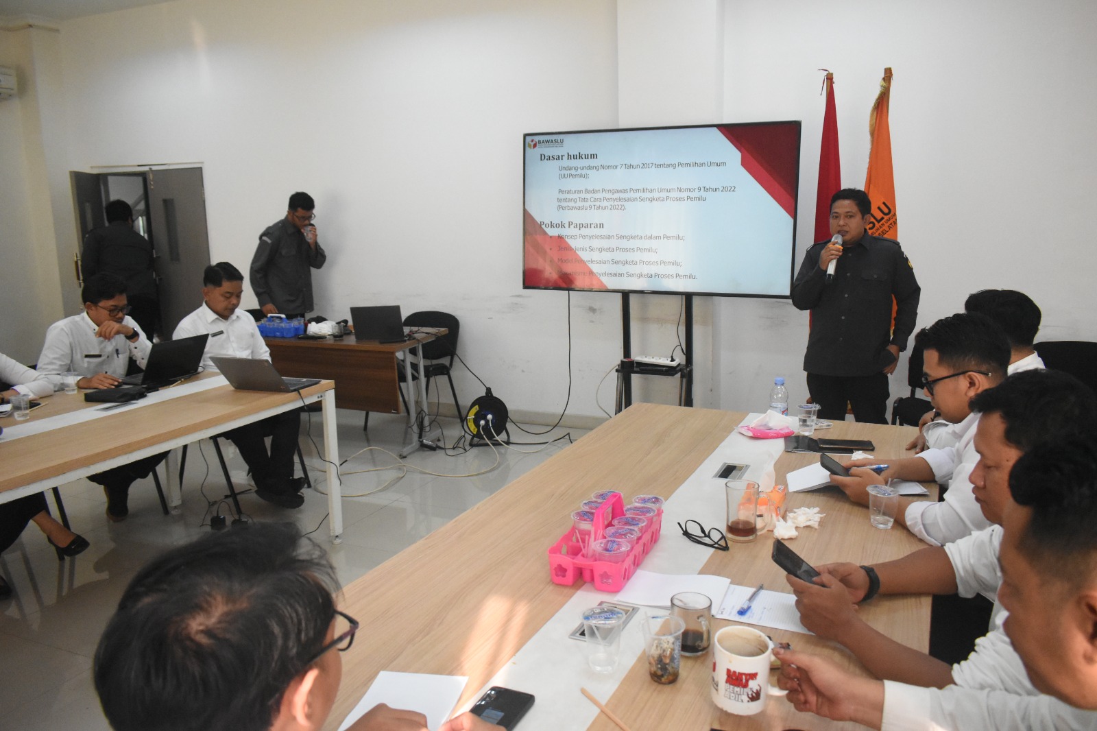 Anggota Bawaslu Tangse, Ilham Sarlito. Memberikan materi pada saat Orientasi dan Peningkatan Kapasitas dilingkungan Bawaslu Kota Tangerang Selatan, Senin, (11/8).