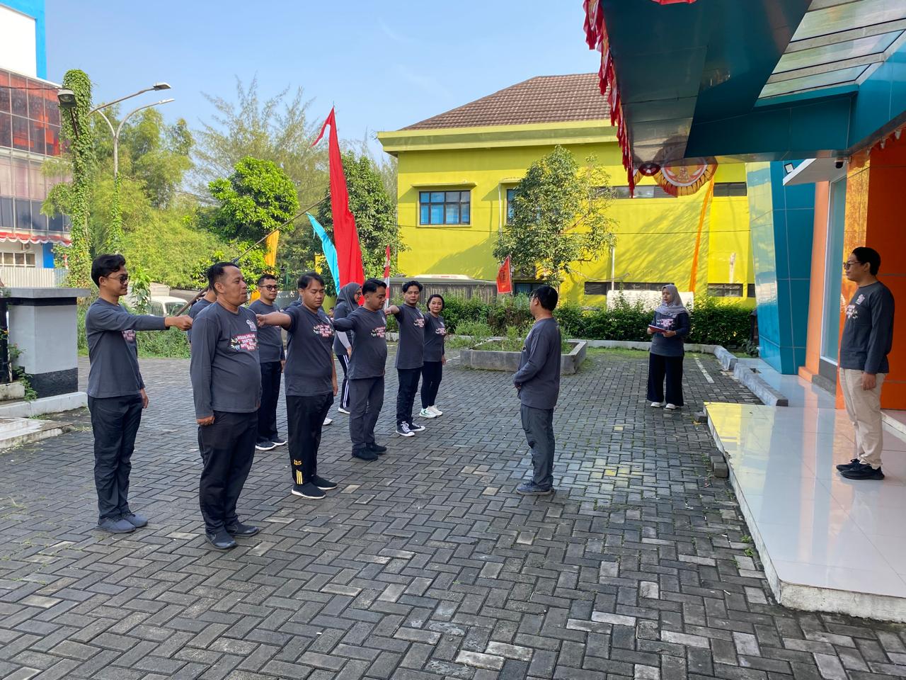 Pelatih PPB Memberikan materi baris berbari kepada Orientasi dan Peningkatan Kapasitas dilingkungan Bawaslu Kota Tangerang Selatan, Rabu, (13/8).