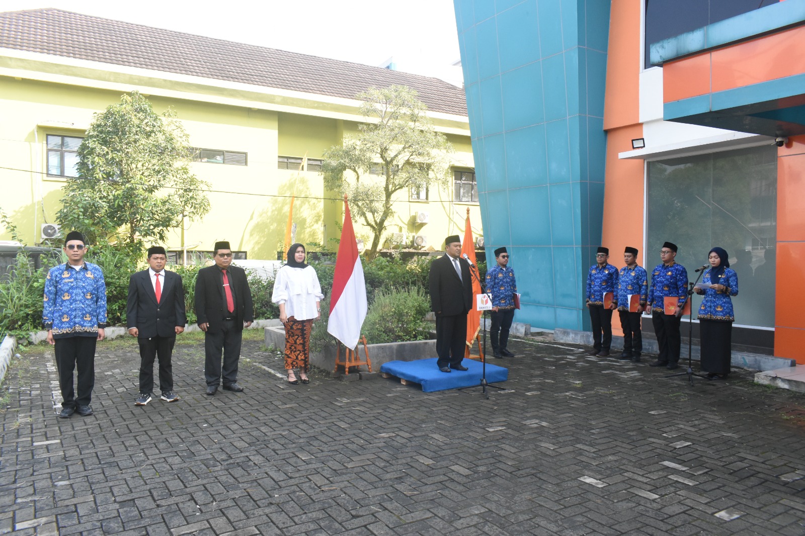 Bawaslu Tangsel menggelar upacara peringatan Hari Kesaktian Pancasila dengan mengusung tema "Pancasila Perekat Bangsa Menuju Indonesia Raya”, Rabu (1/10).