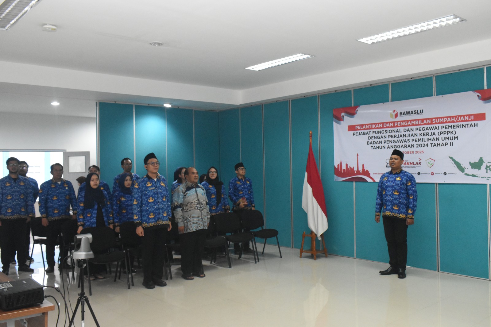 Pelantikan Pegawai Pemerintah dengan Perjanjian Kerja (PPPK) yang akan bertugas di lingkungan Bawaslu Kota Tangerang Selatan. Rabu (1/10).
