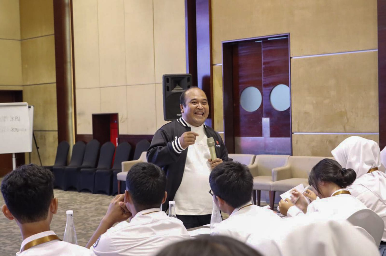 Bawaslu Tangsel Ajak Pemilih Pemula Jadi “Jawara Demokrasi” dalam Sosialisasi KPU Tangsel