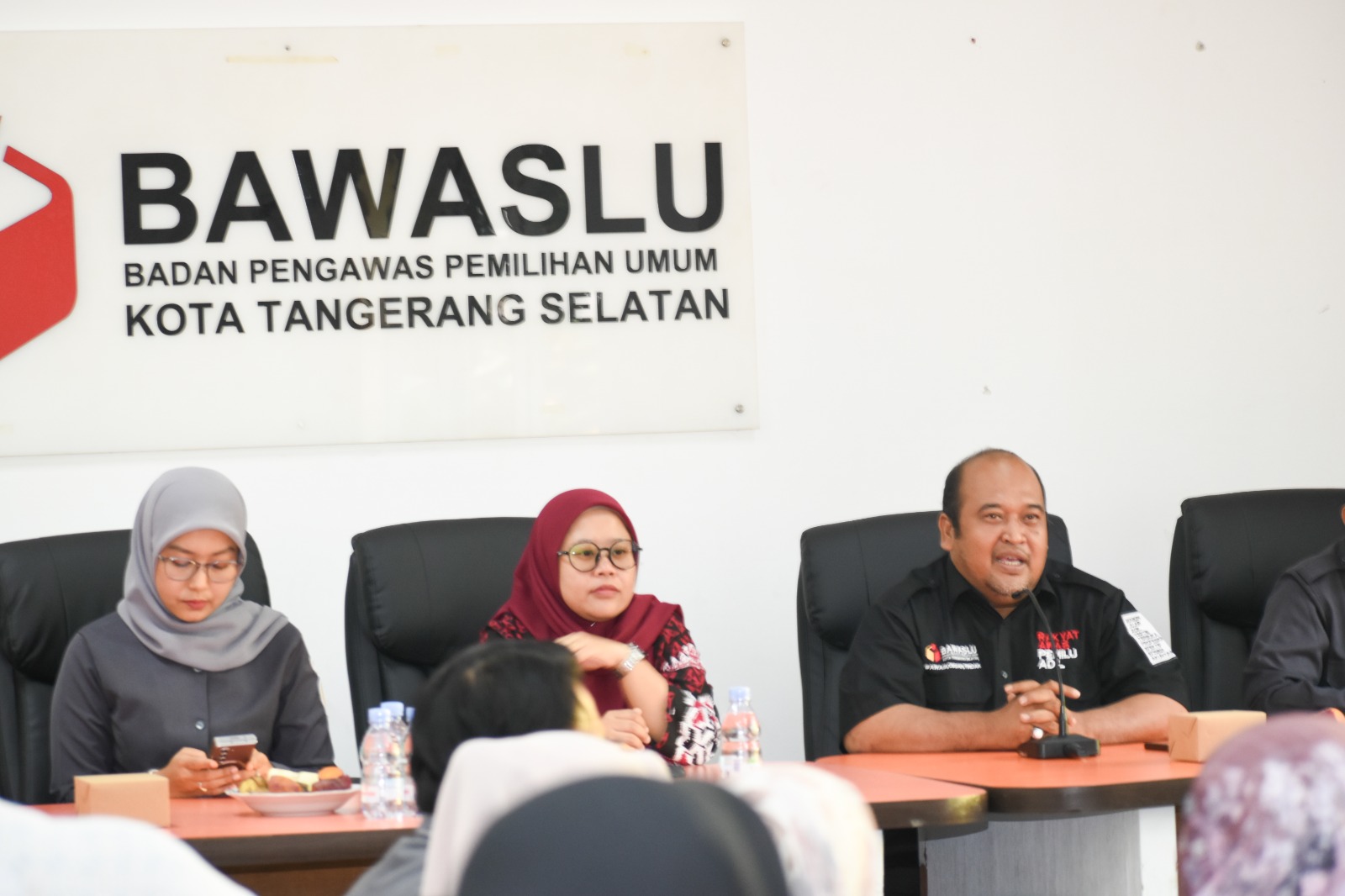 Ketua Bawaslu Kota Tangsel, Muhamad Acep menyampaikan arahannya dalam Rapat Penguatan Kelembagaan Forum Sumber Daya Manusia dengan tema Strategi Penguatan Kapasitas Pengawas Pemilu. Senin, (24/25).