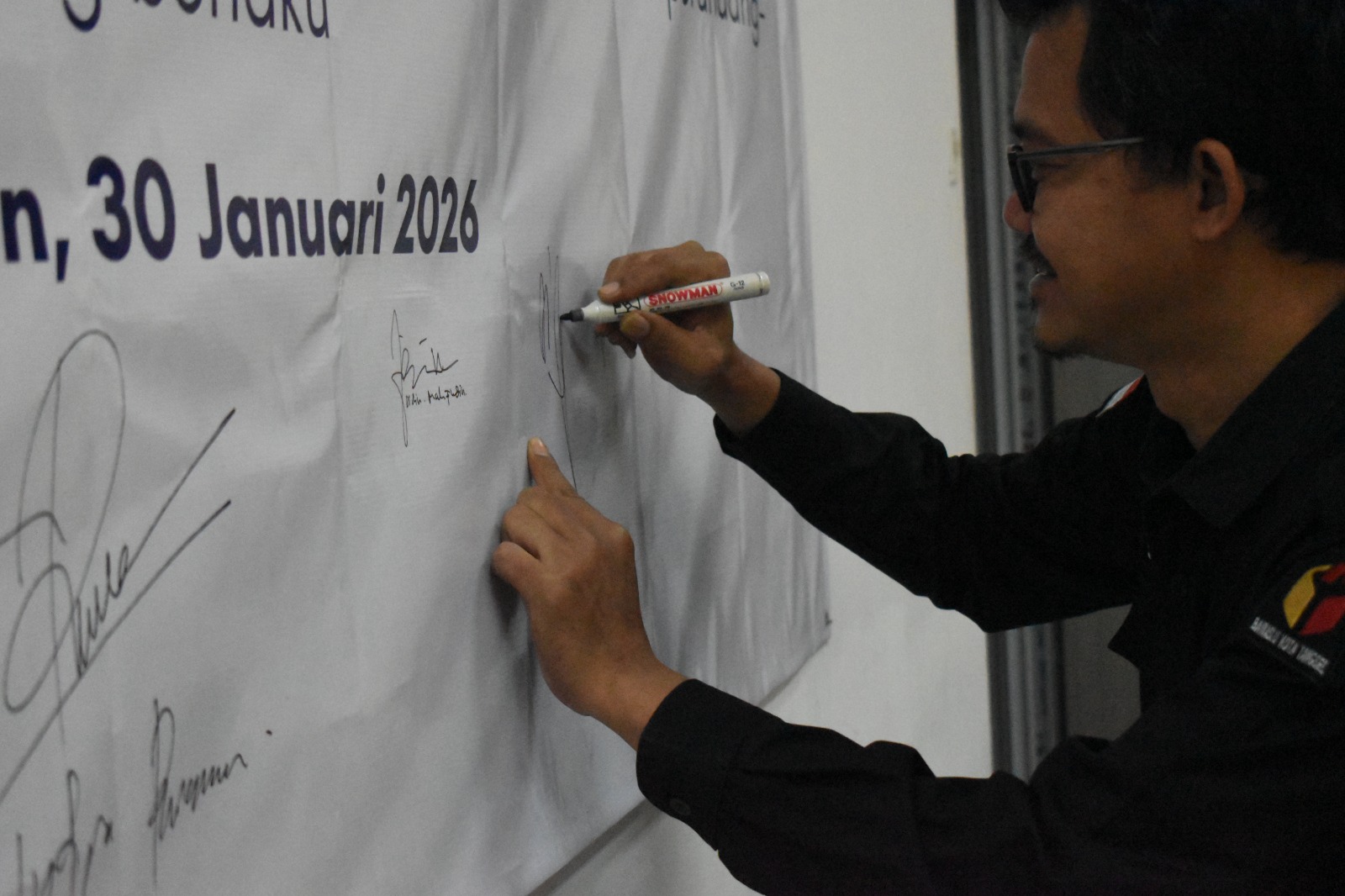 Staf Bawaslu Kota Tangerang Selatan melakukan tanda tangan deklarasi Bebas Konflik Kepentingan, Tangerang Selatan, (03/01)