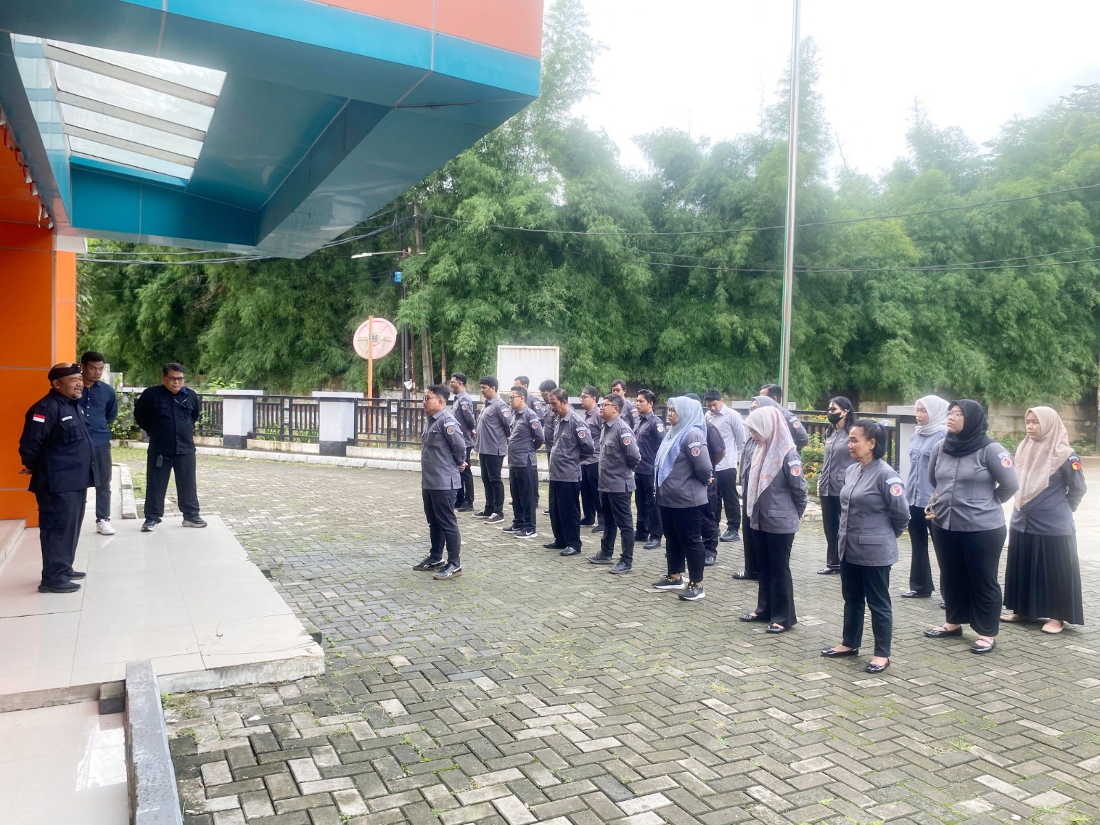 Perkuat Disiplin dan Soliditas, Bawaslu Kota Tangsel Laksanakan Apel Rutin Senin Pagi