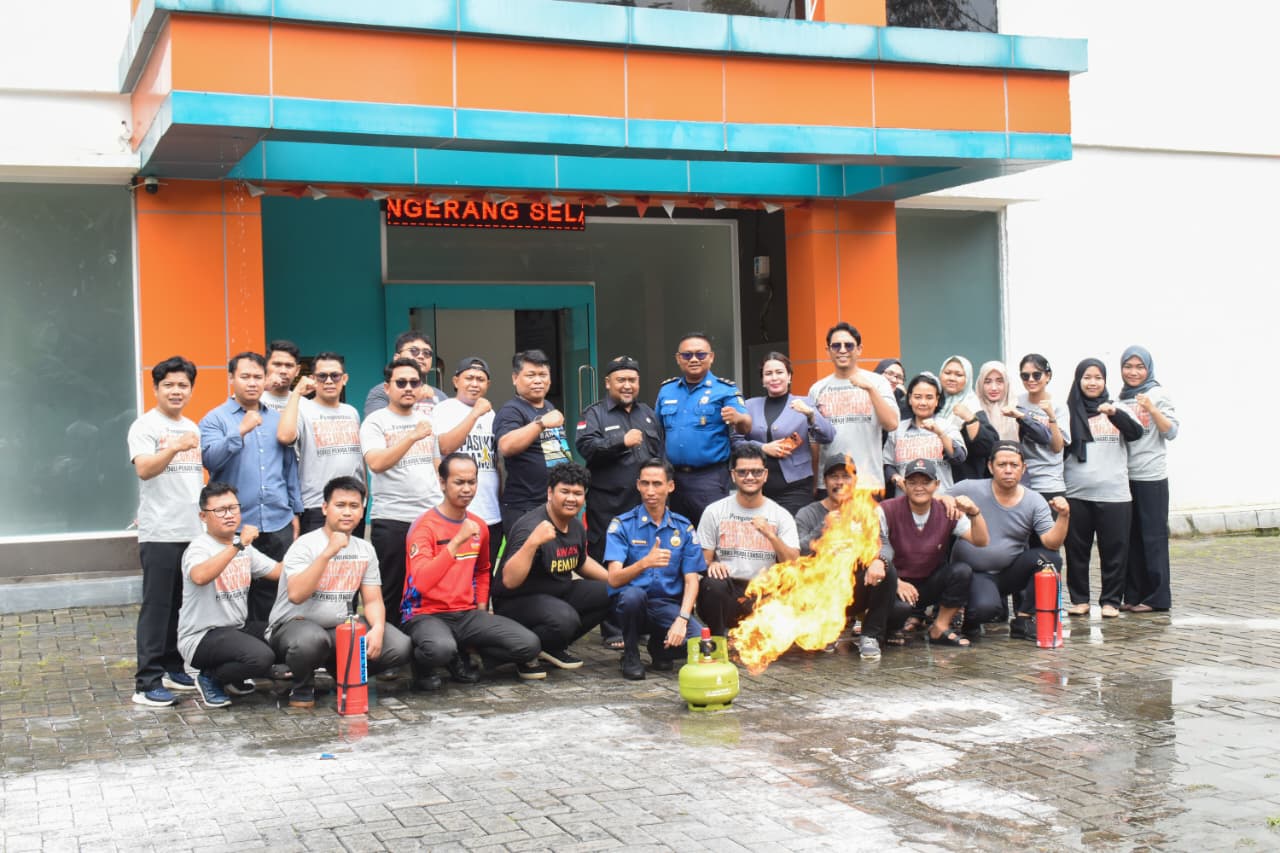 Bawaslu Kota Tangerang Selatan menggelar Pelatihan Tanggap Kebakaran dan Penggunaan APAR yang dirangkaikan dengan simulasi penanganan kebakaran, bekerja sama dengan Dinas Pemadam Kebakaran dan Penyelamatan Kota Tangsel, Selasa (13/1).