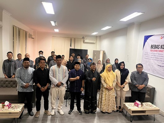 Program yang disiarkan di youtube channel milik Bawaslu Tangsel TV, dihadiri oleh Ketua dan Anggota Bawaslu Tangsel. Turut hadir, Kepala Sekretariat (Kasek), para Kepala Sub Bagian (Kasubbag), dan Jajaran Sekretariat Bawaslu Tangsel. Anggota Bawaslu Tangsel, Apria Roles Saputro merupakan host “Ngabuburit Pengawasan” pada hari ini yang memandu para Narasumber, yaitu Asrianto Asgaf, S.I.Kom., M.I.Kom yang merupakan seorang Akademisi dan Ustadz Agus Setyawan yang merupakan seorang Pemuka Agama