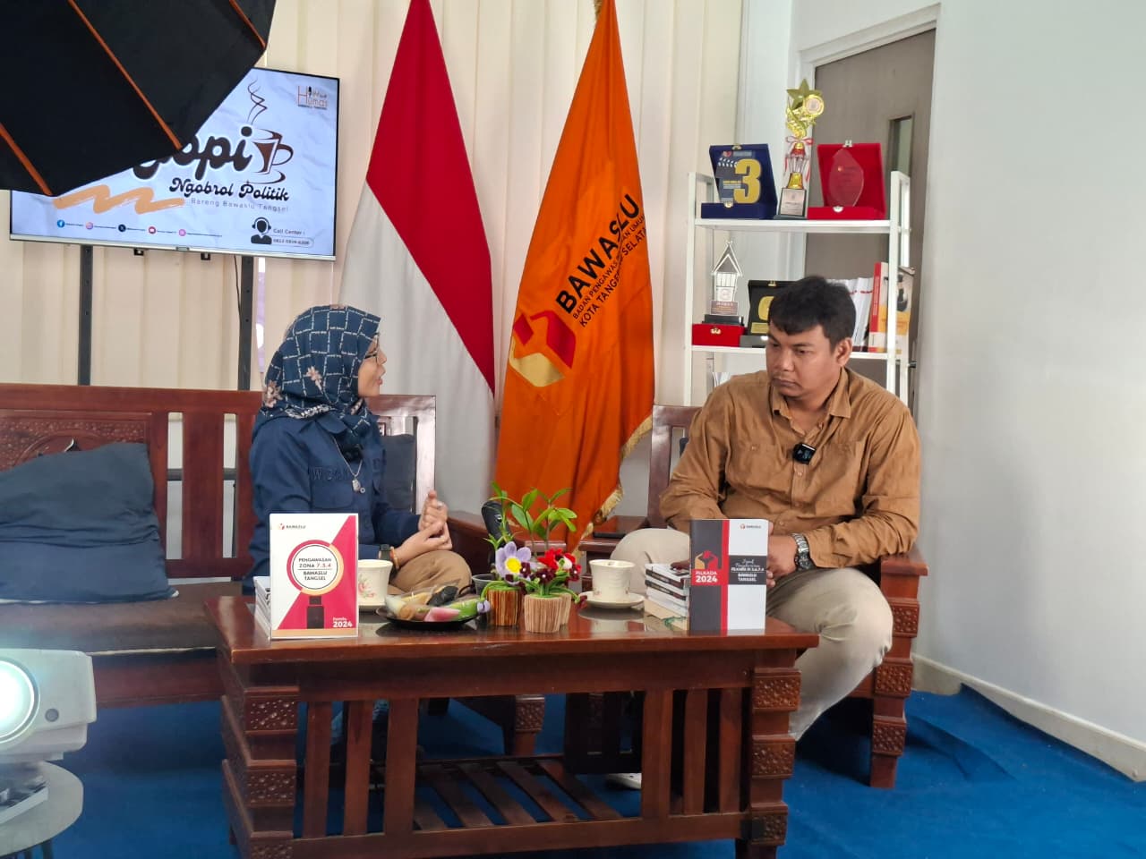 NGOPI menghadirkan Anggota KPU Kota Tangerang Selatan Divisi Perencanaan Data dan Informasi, Ibu Widya Victoria M., sebagai narasumber, dengan tujuan memberikan pemahaman kepada publik mengenai proses pemutakhiran data pemilih serta tantangan yang dihadapi dalam menjaga akurasi dan validitas data pemilih. (03/02)