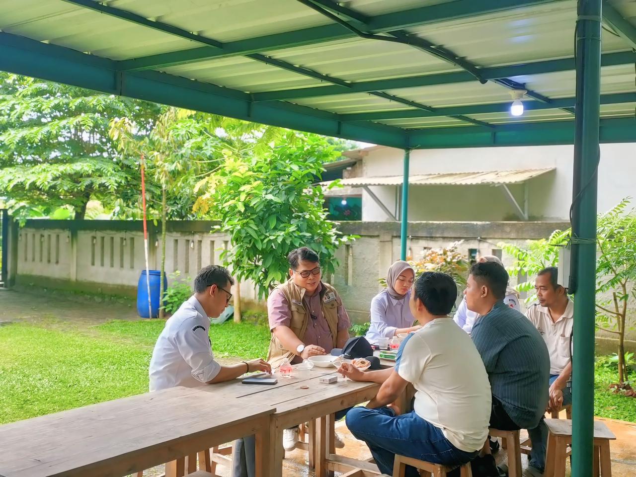 Nongkrong Asik Ngobrolin Pelanggaran atau Ngasong menjadi sarana yang diharapkan bisa meningkatkan partisipasi masyarakat terhadap pengawasan Pemilu dan Pilkada.