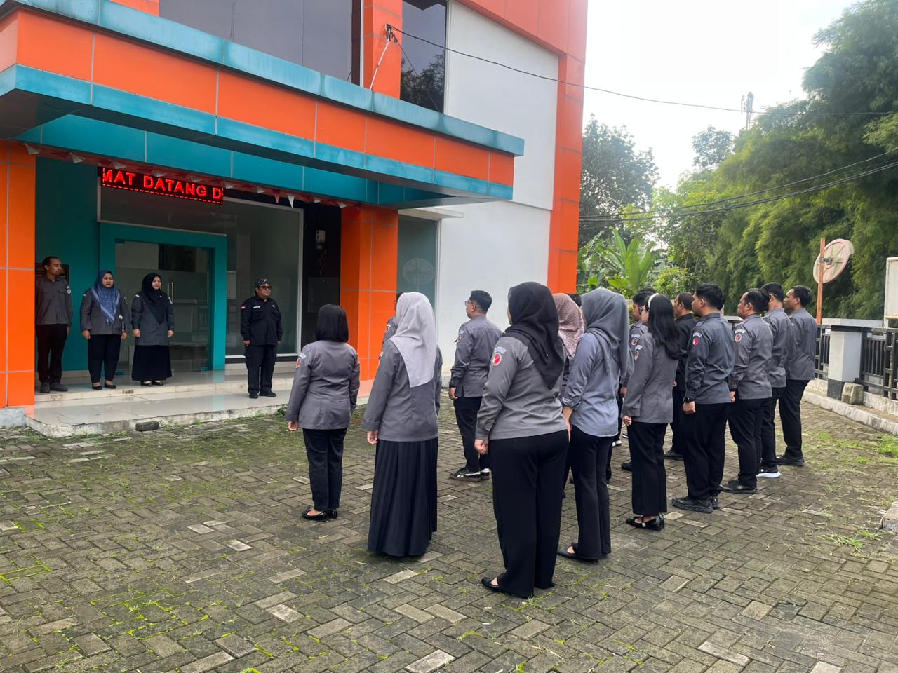 Bawaslu Tangsel Laksanakan Apel Rutin Senin pagi di Lingkungan Bawaslu Kota Tangerang Selatan
