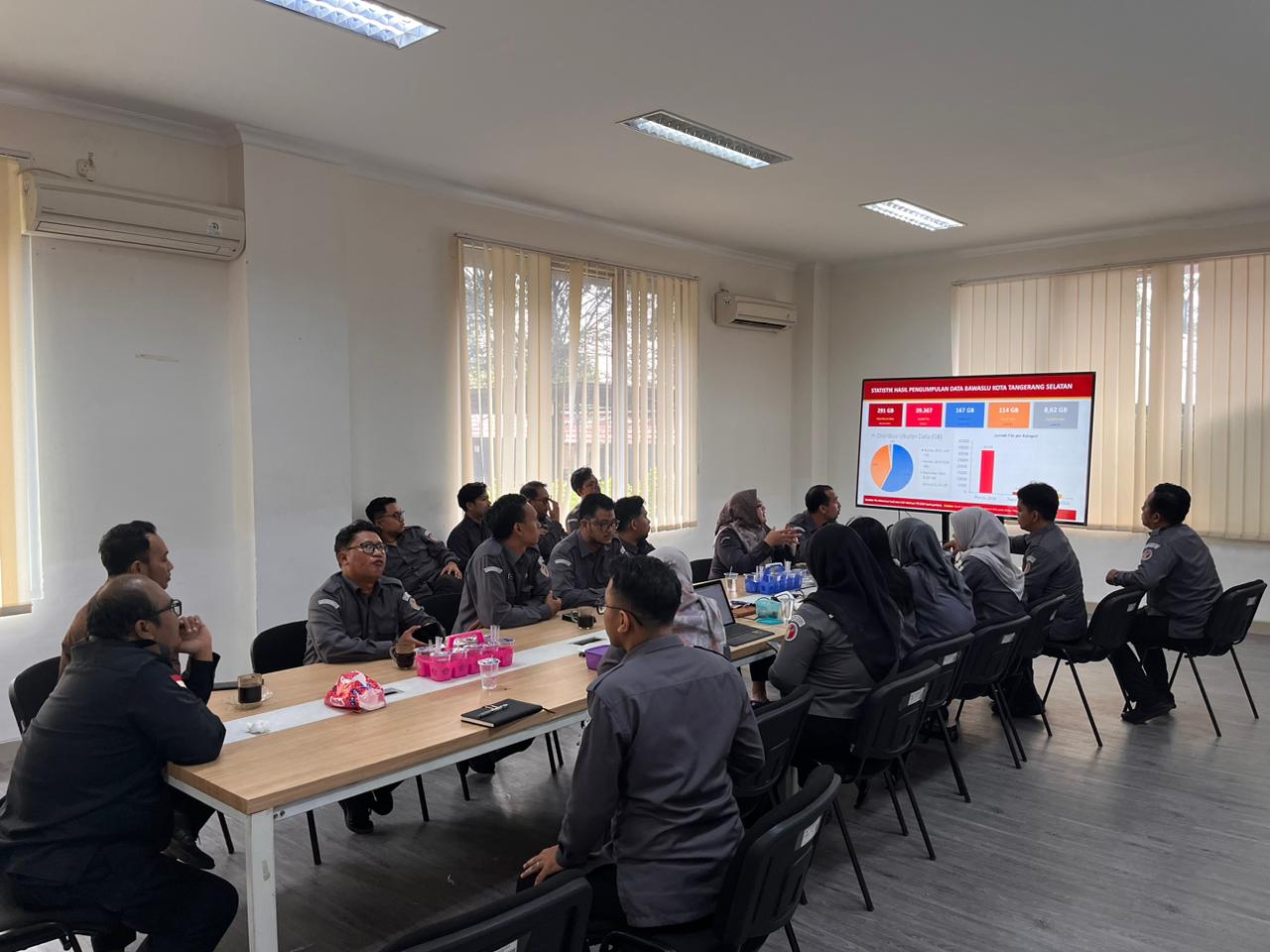 Tingkatkan Sinkronisasi Data, Bawaslu Tangsel Melaksanakan Rapat Pengklasifikasian Data Informasi Publik Bawaslu Kota Tangerang Selatan