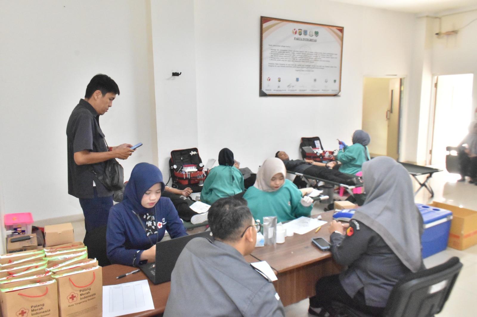 Rayakan HUT ke-18, Bawaslu Kota Tangerang Selatan Gelar Aksi Donor Darah