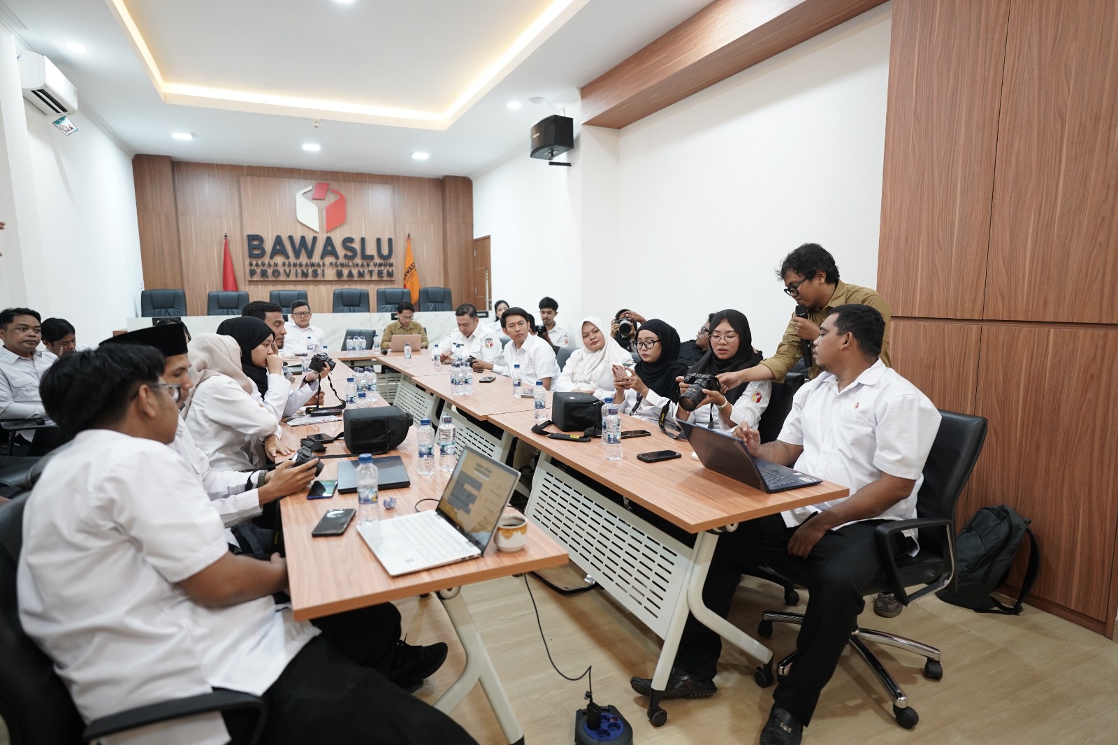 Tingkatkan Kapasitas, Staf Humas Bawaslu Tangsel Ikuti Pelatihan Fotografi dan Videografi