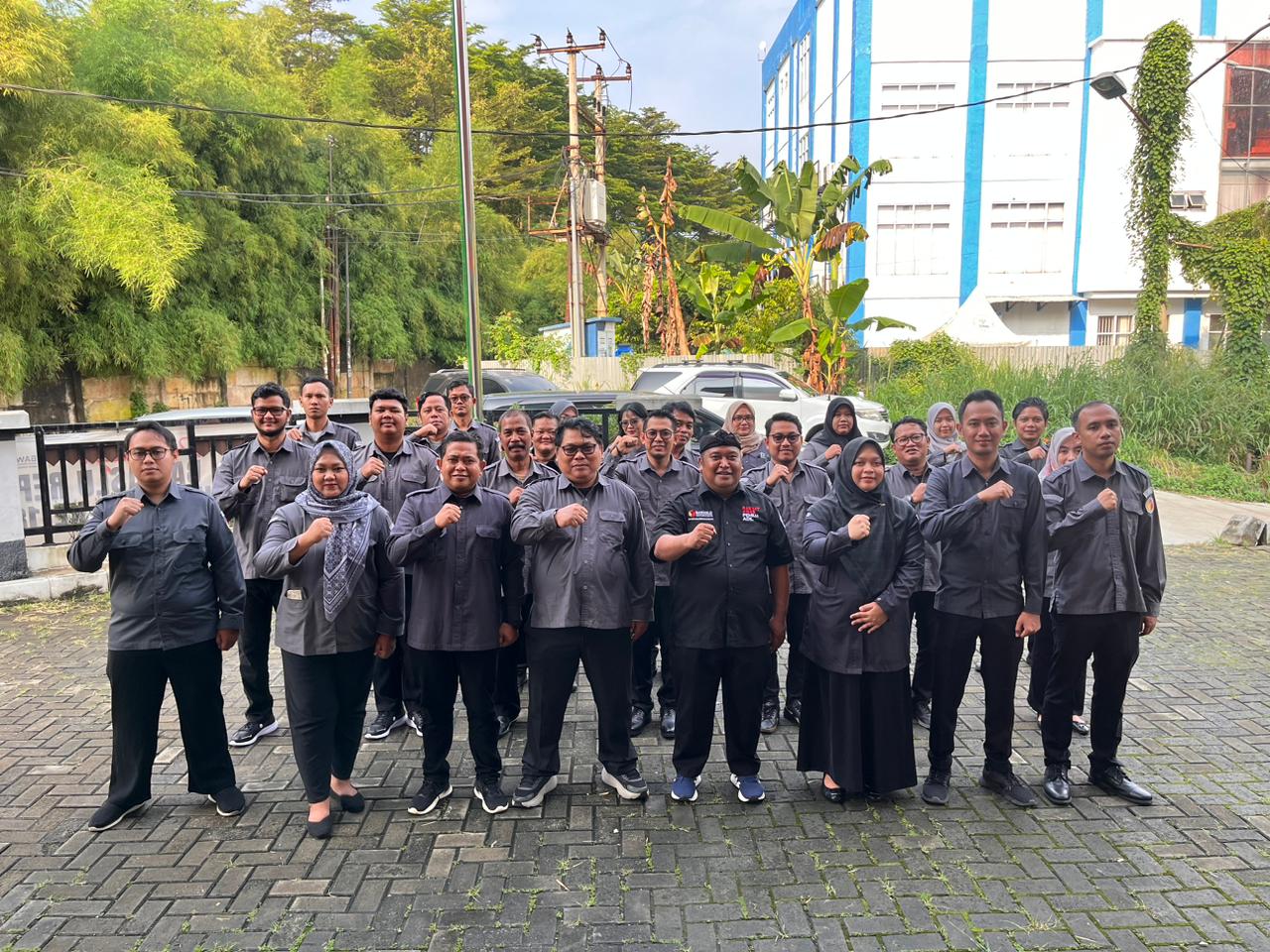 Semangat Awali Pekan, Ketua Bawaslu Tangsel Muhamad Acep Pimpin Apel Senin Pagi
