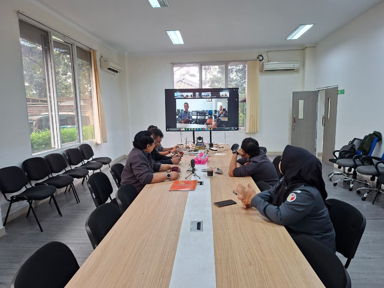Bawaslu Kota Tangerang Selatan Hadiri Rapat Evaluasi Program Kerja Bulan April 2026 di Bawaslu Provinsi Banten