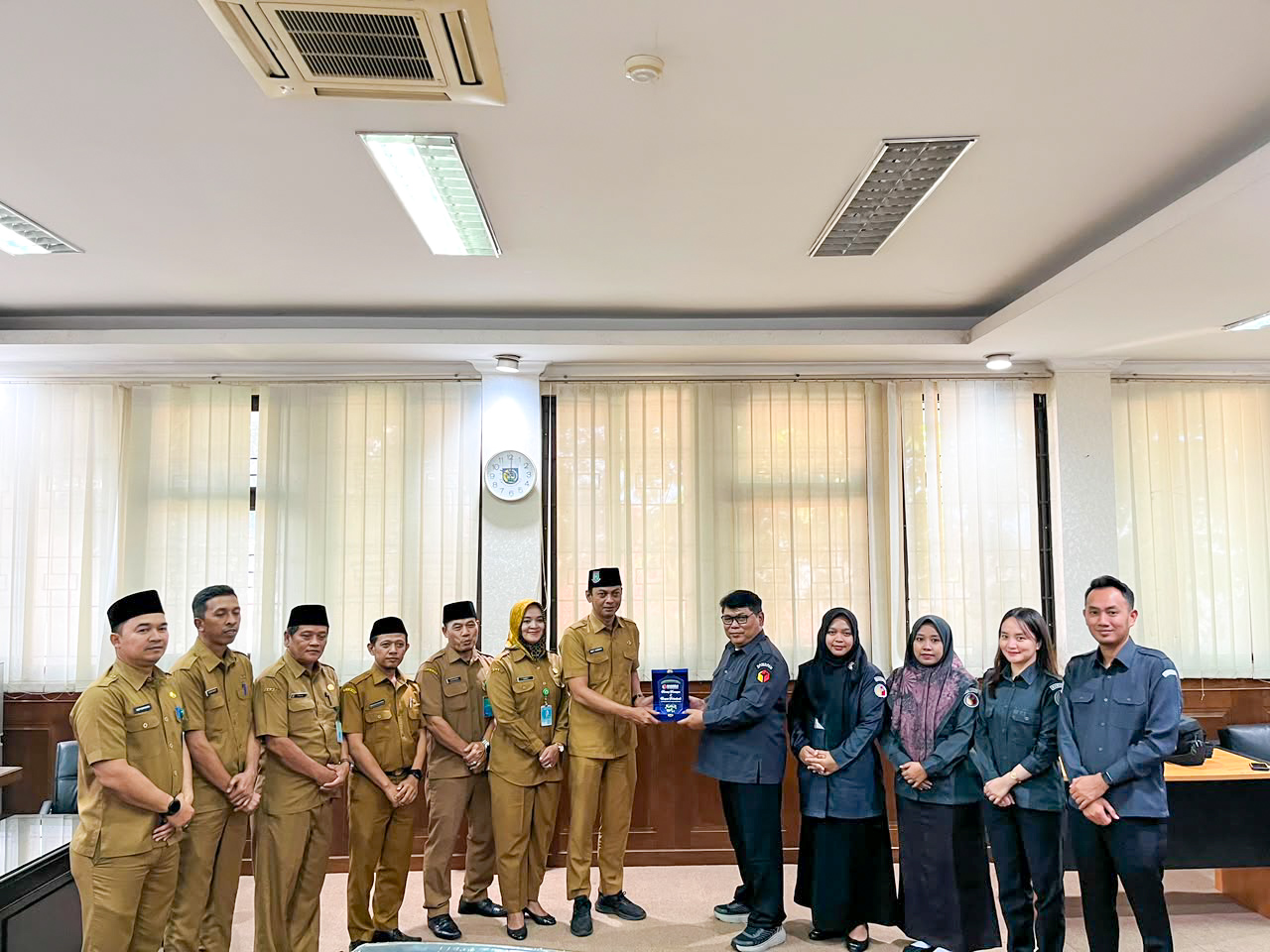 Tangerang Selatan, Badan Pengawas Pemilihan Umum (Bawaslu) Kota Tangerang Selatan Melaksanakan kegiatan audiensi dan konsolidasi bersama jajaran Pemerintah Kecamatan Pamulang, yang melibatkan lurah dan sekretaris kelurahan se-Kecamatan Pamulang, Senin (8/6/2026).  Kegiatan yang berlangsung di Kantor Kecamatan Pamulang tersebut dihadiri oleh Anggota Bawaslu Kota Tangerang Selatan, jajaran Kepala Subbagian, serta staf Bawaslu Kota Tangerang Selatan. Hadir Sekretaris Kecamatan (Sekcam) Pamulang, para lurah, da