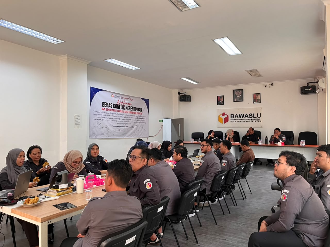 Awali Pekan Kerja, Bawaslu Kota Tangerang Selatan Perkuat Komitmen Pengawasan Melalui Apel Pagi