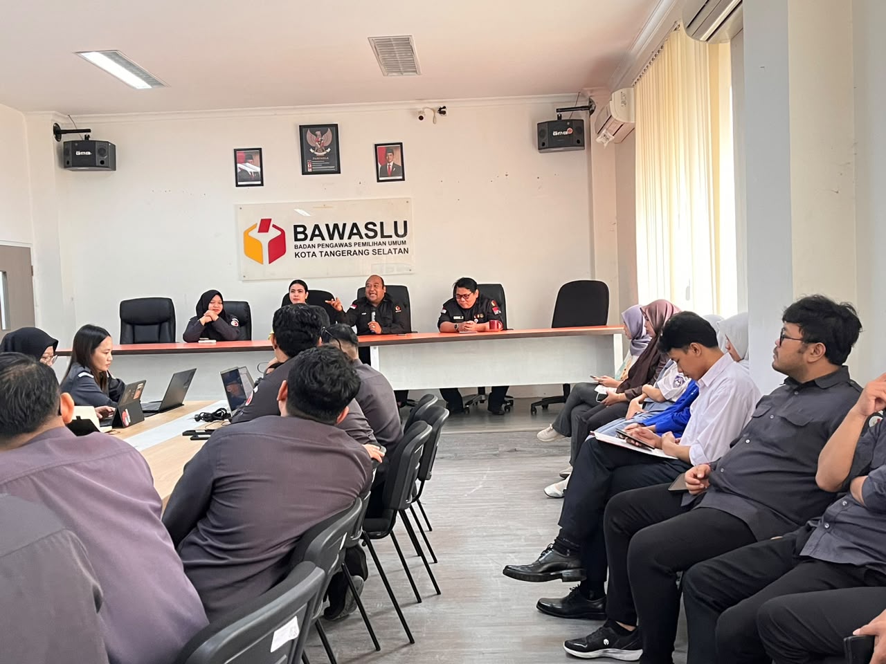 Tingkatkan Kapasitas dan Pengetahuan Hukum Jajaran, Bawaslu Tangsel Bahas Potensi Kekosongan Pengaturan Mengenai Perpindahan Kantor Tetap Partai Politik pada Program Inkrah