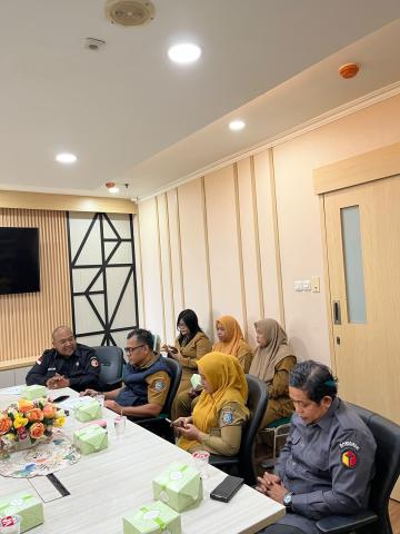 Audiensi dihadiri oleh Ketua dan Anggota Bawaslu Kota Tangerang Selatan, Kepala Sekretariat, jajaran Kasubbag, serta staf Bawaslu Kota Tangerang Selatan.