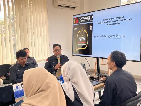 Materi disampaikan oleh Staf P3SH, Didin Mahfudin, yang memberikan penguatan pemahaman kepada peserta mengenai penanganan pelanggaran temuan.
