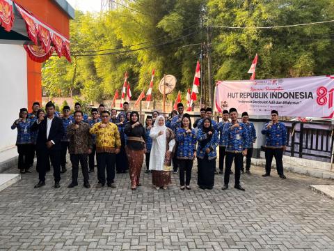 Upacara berlangsung dengan hikmat dan seluruh peserta Upacara melaksanakan Tata Upacara dengan tertib dan sesuai dengan susunan acara yang berlaku.