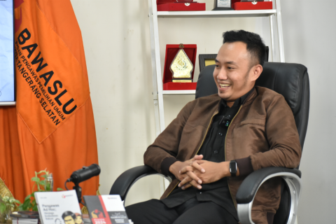 "Saya pribadi suka membaca Undang-Undang Pemilu, karena undang-undang itu ibarat 'kitab suci' kita sebagai pengawas Pemilu," ujar Redy.