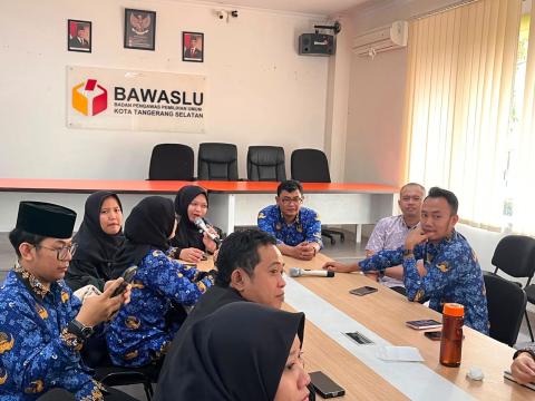 Ketua Tim Jurnal dan Publikasi Puslitbangdiklat Bawaslu RI, Muhammad Habibi, dalam kesempatan tersebut menyampaikan pentingnya mendorong jajaran Bawaslu untuk menuangkan pengalaman dan pengetahuan yang diperoleh dalam pelaksanaan tugas ke dalam karya ilmiah maupun jurnal. “Kemudahan dan bantuan publikasi jurnal dari Bawaslu RI menjadi ruang untuk mengembangkan pengetahuan kepemiluan sekaligus mendokumentasikan pengalaman pengawasan agar dapat menjadi pembelajaran bagi pengawas Pemilu dan masyarakat."