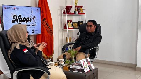 "Jadi demokrasi ini kan perjalanannya harus ada hulu dan hilirnya ya. Kalau KPU itu kan menyelenggarakan secara teknis lah, nah kalau Bawaslu itu memastikan semuanya karena beban moralnya berbeda. Jadi memang prinsipnya Bawaslu itu menurut saya memang menjaga morality demokrasi itu, yang adanya di Bawaslu justru," ujar M.K. Ulumudin.