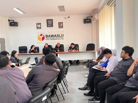 Tingkatkan Kapasitas dan Pengetahuan Hukum Jajaran, Bawaslu Tangsel Bahas Potensi Kekosongan Pengaturan Mengenai Perpindahan Kantor Tetap Partai Politik pada Program Inkrah