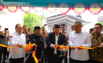 Proses pemotongan pita simbolisme peresmian Gedung Sekretariat Bawaslu Kota Tangerang Selatan