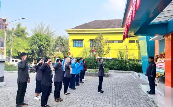 Sebagai Bentuk Disiplin Staf Bawaslu Laksanakan Apel Pagi