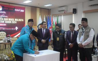 Bawaslu Kota Tangerang Selatan saat melakukan pengawasan pada proses pendaftaran Bakal Calon Walikota dan Wakil Waliokota. 