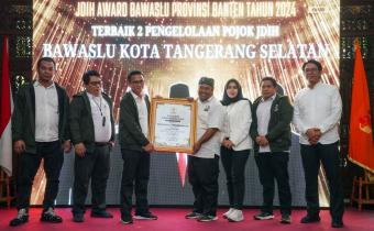 Bawaslu Tangsel Raih Penghargaan Pengelolaan Pojok JDIH Award Terbaik II