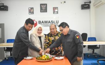 Ketua dan Anggota Bawalsu Kota Tangerang Selatan sedang memotong tumpeng memperingati HUT Bawaslu ke-17