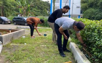 Bawaslu Tangsel Laksanakan Jumat Bersih sebagai Wujud Kepedulian terhadap Lingkungan