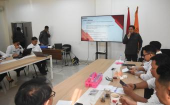 Anggota Bawaslu Tangse, Ilham Sarlito. Memberikan materi pada saat Orientasi dan Peningkatan Kapasitas dilingkungan Bawaslu Kota Tangerang Selatan, Senin, (11/8).