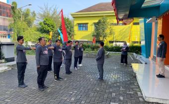 Pelatih PPB Memberikan materi baris berbari kepada Orientasi dan Peningkatan Kapasitas dilingkungan Bawaslu Kota Tangerang Selatan, Rabu, (13/8).