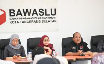 Ketua Bawaslu Kota Tangsel, Muhamad Acep menyampaikan arahannya dalam Rapat Penguatan Kelembagaan Forum Sumber Daya Manusia dengan tema Strategi Penguatan Kapasitas Pengawas Pemilu. Senin, (24/25).