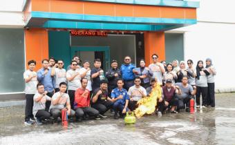 Bawaslu Kota Tangerang Selatan menggelar Pelatihan Tanggap Kebakaran dan Penggunaan APAR yang dirangkaikan dengan simulasi penanganan kebakaran, bekerja sama dengan Dinas Pemadam Kebakaran dan Penyelamatan Kota Tangsel, Selasa (13/1).