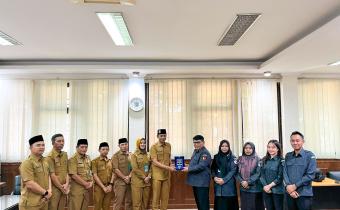 Tangerang Selatan, Badan Pengawas Pemilihan Umum (Bawaslu) Kota Tangerang Selatan Melaksanakan kegiatan audiensi dan konsolidasi bersama jajaran Pemerintah Kecamatan Pamulang, yang melibatkan lurah dan sekretaris kelurahan se-Kecamatan Pamulang, Senin (8/6/2026).  Kegiatan yang berlangsung di Kantor Kecamatan Pamulang tersebut dihadiri oleh Anggota Bawaslu Kota Tangerang Selatan, jajaran Kepala Subbagian, serta staf Bawaslu Kota Tangerang Selatan. Hadir Sekretaris Kecamatan (Sekcam) Pamulang, para lurah, da